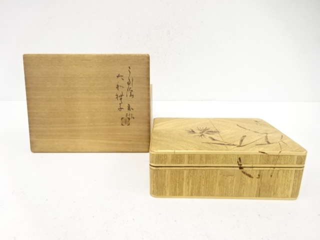 Lidded dish with a design of Yamato Nadeshiko